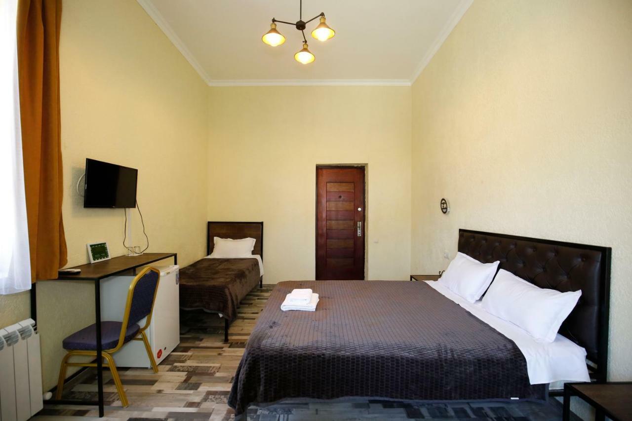 Green Flower Hotel Кутаїсі Екстер'єр фото