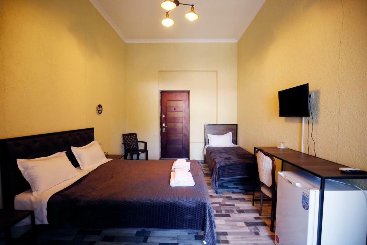 Green Flower Hotel Кутаїсі Екстер'єр фото