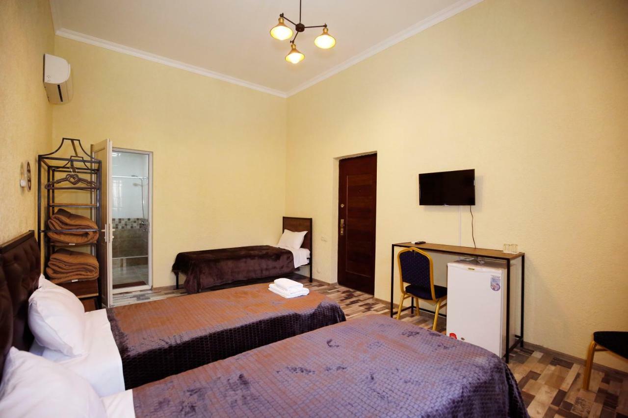 Green Flower Hotel Кутаїсі Екстер'єр фото
