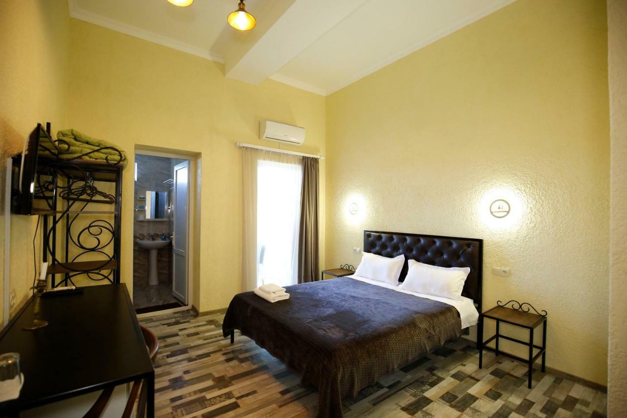 Green Flower Hotel Кутаїсі Екстер'єр фото