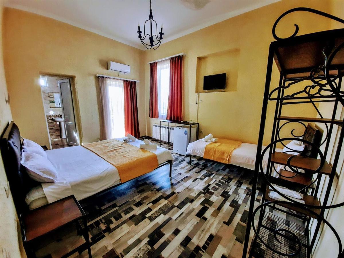 Green Flower Hotel Кутаїсі Екстер'єр фото