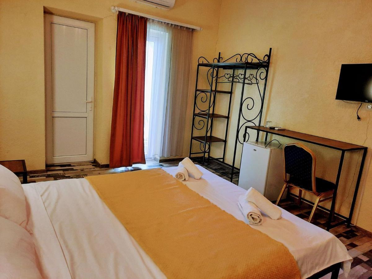 Green Flower Hotel Кутаїсі Екстер'єр фото